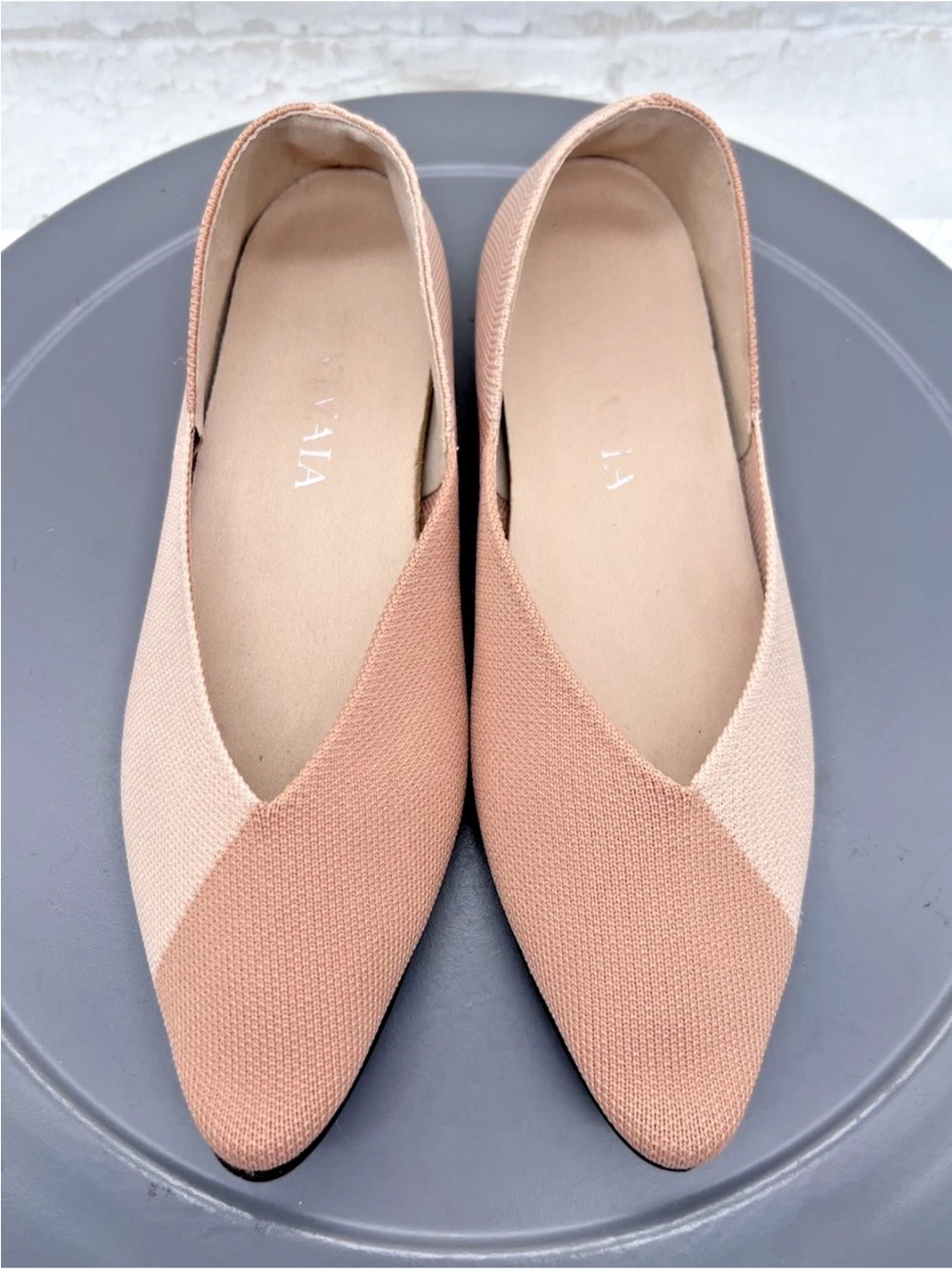 Vivaia Valencia pointed-toe V-cut knit ballet flat